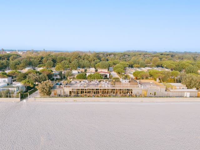 Strandabschnitt mit Camp-Anlage im Hintergrund