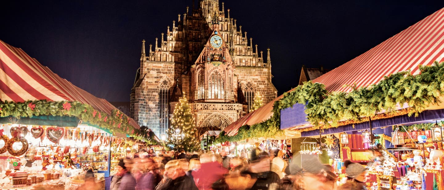 Blick auf den Nürnberger Weihnachtsmarkt unterhalb der Frauenkirche