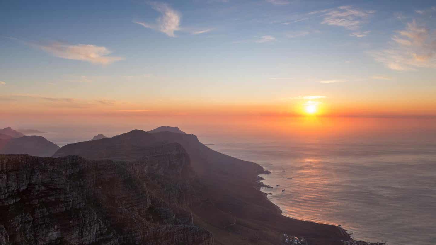 Mitarbeiter-Tipp Südafrika. Sonnenuntergang über dem Meer vor Südafrika.