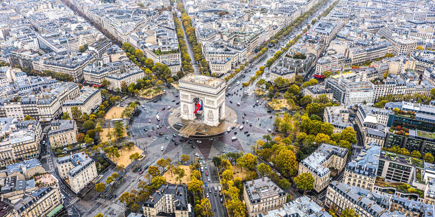 Vogelperspektive auf den Arc de Triomphe und nebenstehende Straßen