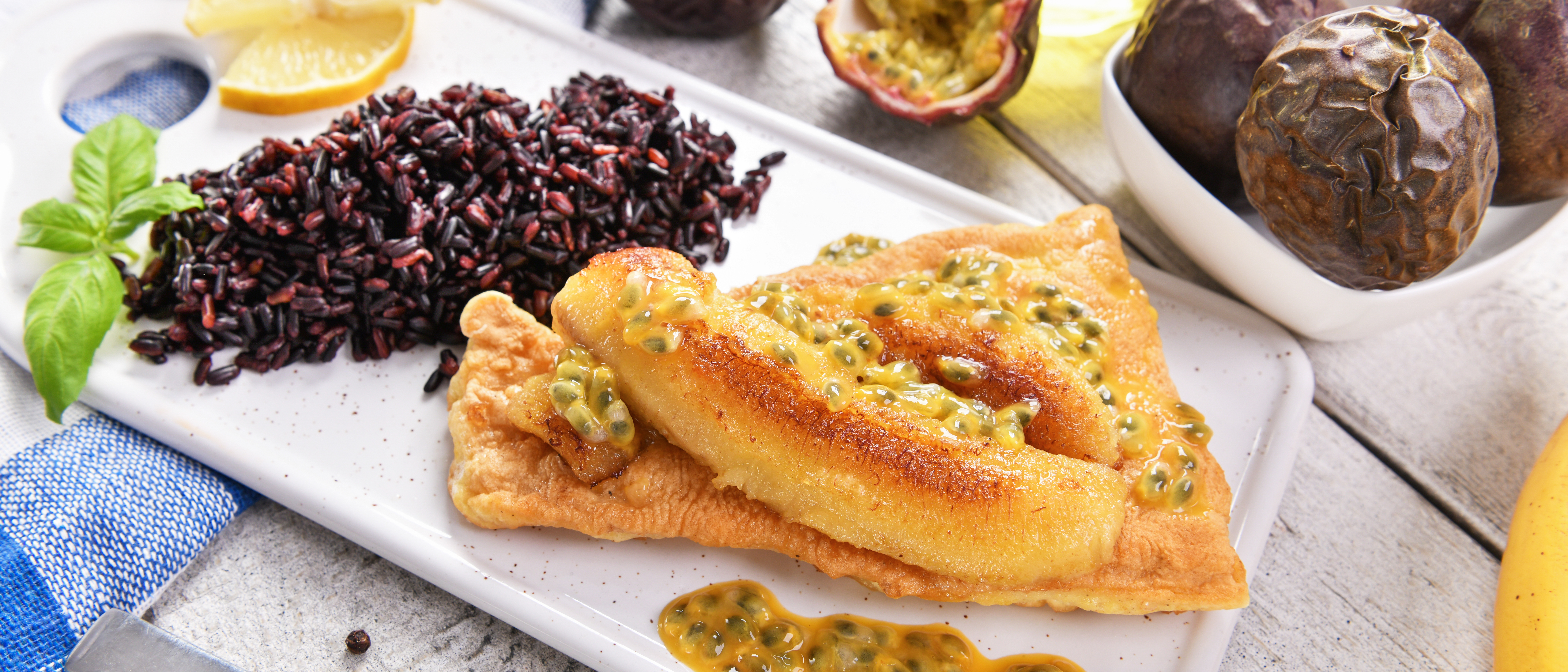 Ein traditionelles Gericht auf Madeira: Degenfisch mit Bananen und Passionsfrucht