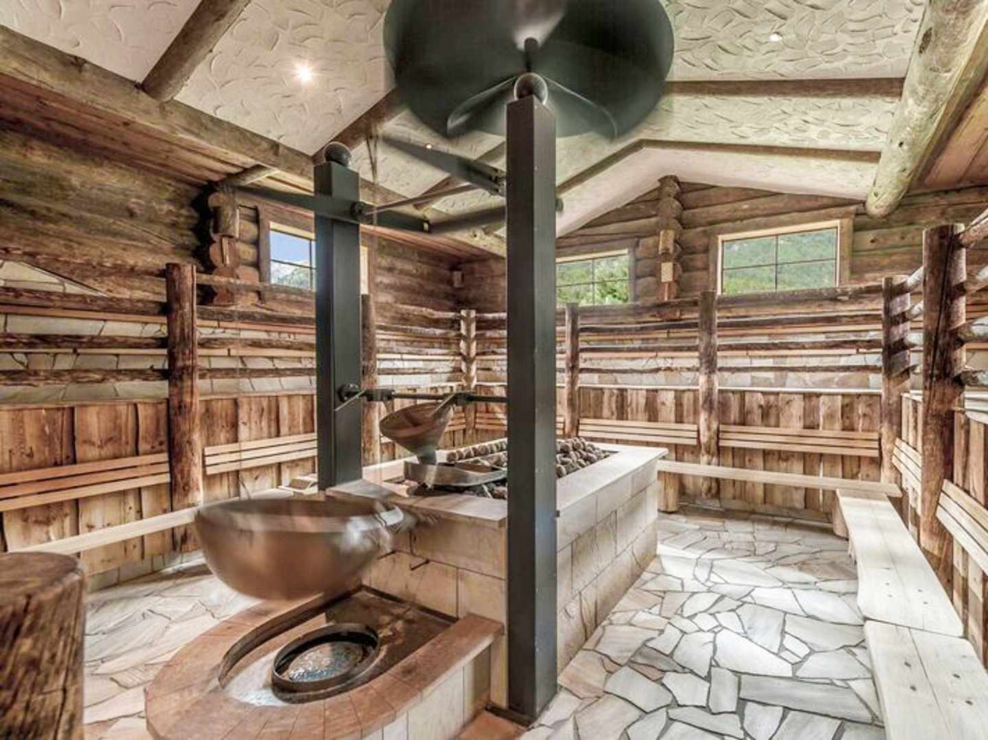 Saunabereich im Aqua Dome Längenfeld mit Holzdesign und Aufgussplatz – klassische Wärme trifft alpine Atmosphäre Rustikale Sauna mit Holzinterieur im Aqua Dome Längenfeld im Ötztal, Tirol