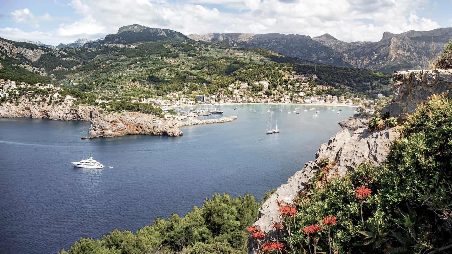 Reiseziele Ostern: Blick auf Port de Sóller auf Mallorca