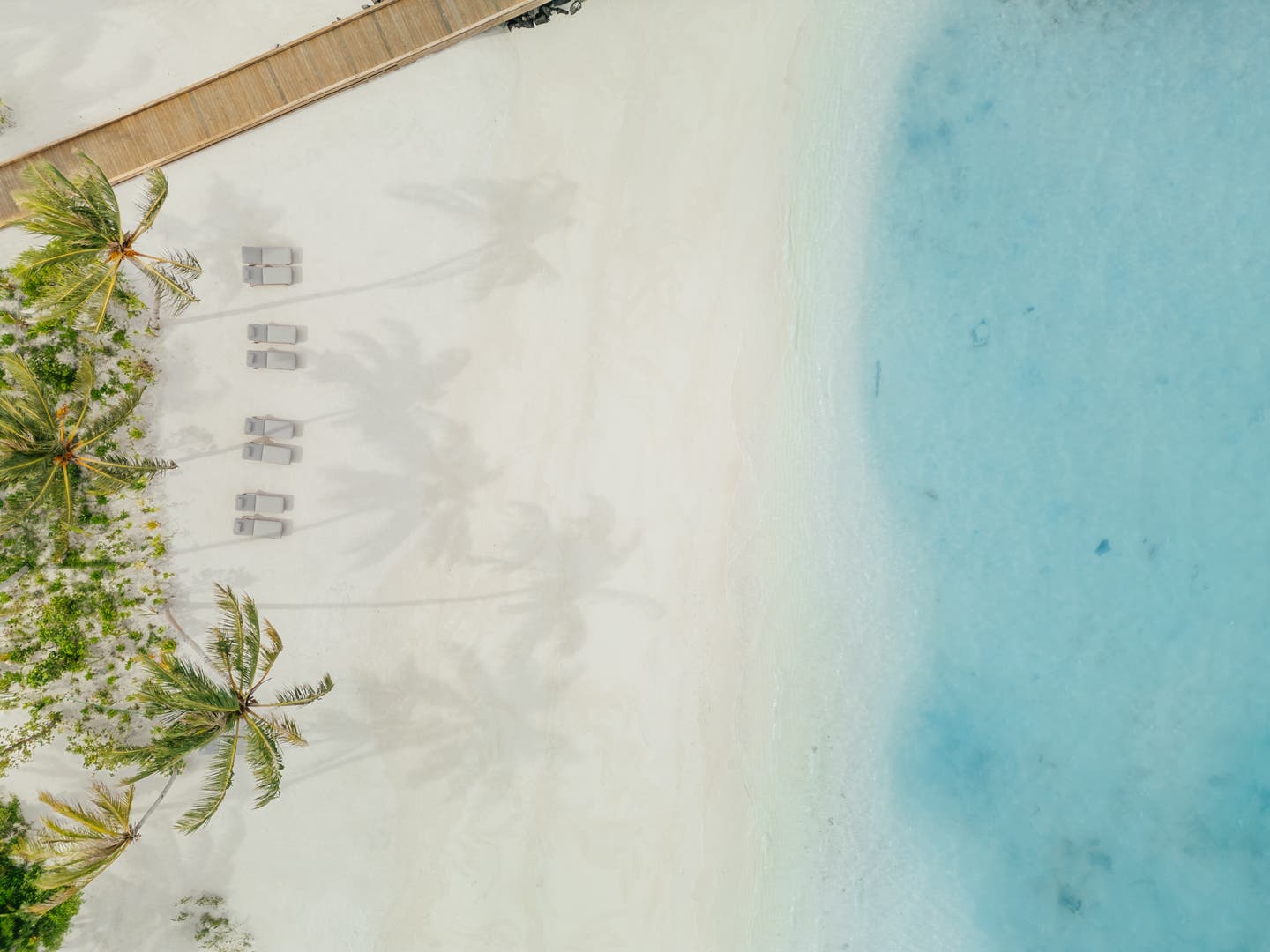 Top-Shot einer Drohne auf den weißen Strand des Hotels