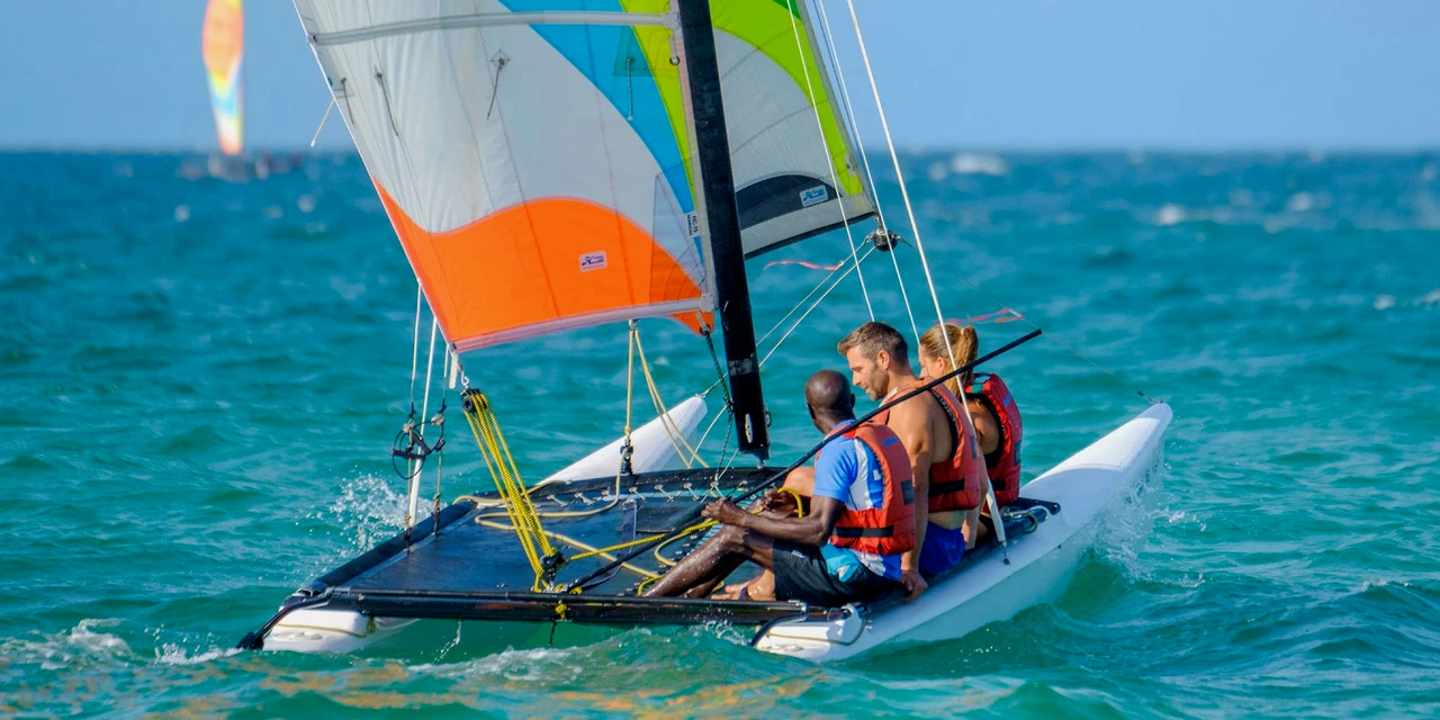 Paar beim Segeltraining auf Djerba