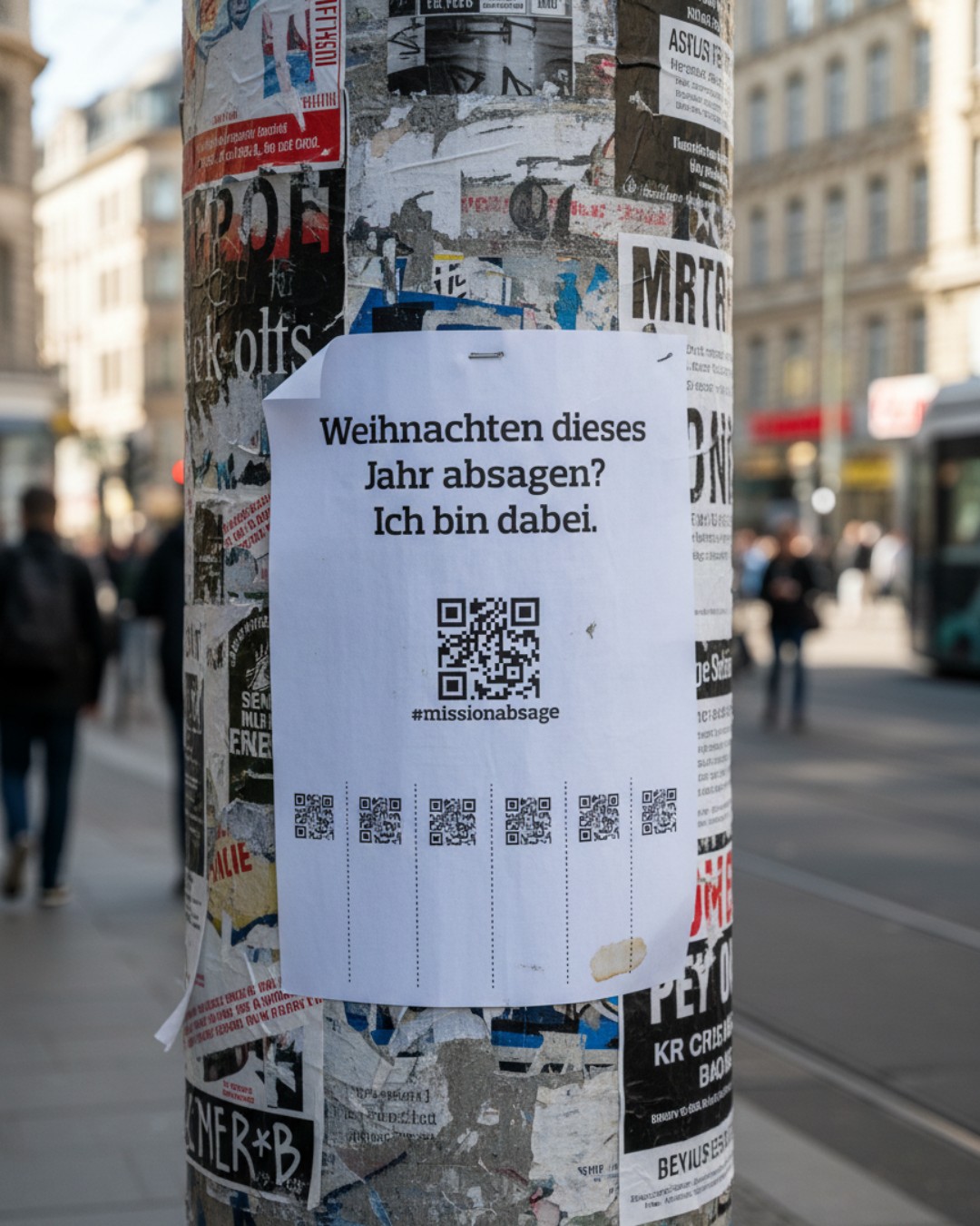 Abreißzettel mit QR Code auf Werbetafel an einer Straße
