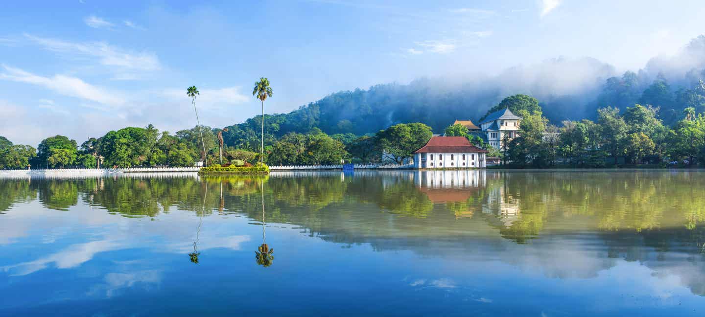 Sri Dalada Maligawa – Der Tempel der Zahnreliquie in Kandy, Sri Lanka. Eine bedeutende Sehenswürdigkeit, malerisch am See gelegen