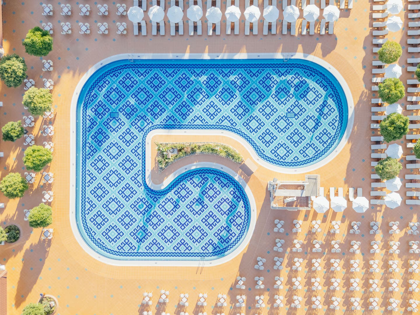 Drohnenbild des zentralen Hotelpools