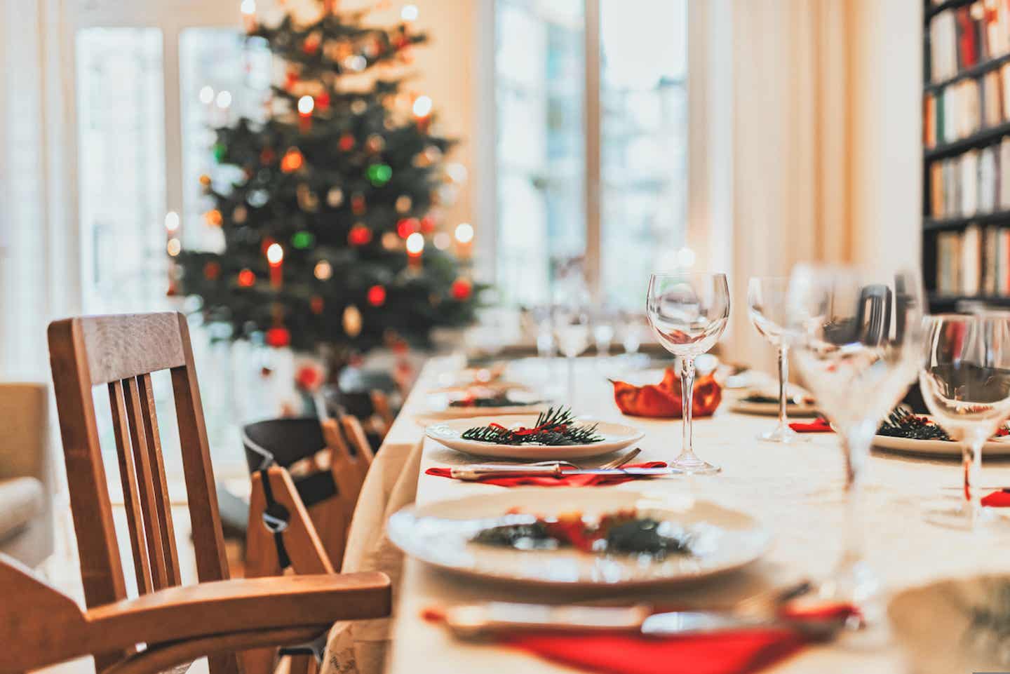 Festlich geschmückter Weihnachts-Esstisch