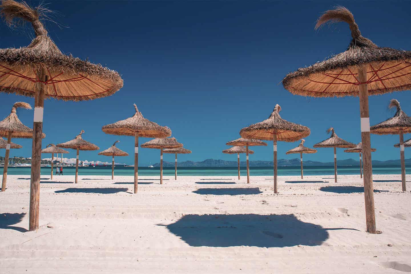 Alcúdia-Strand mit Sonnenschirmen