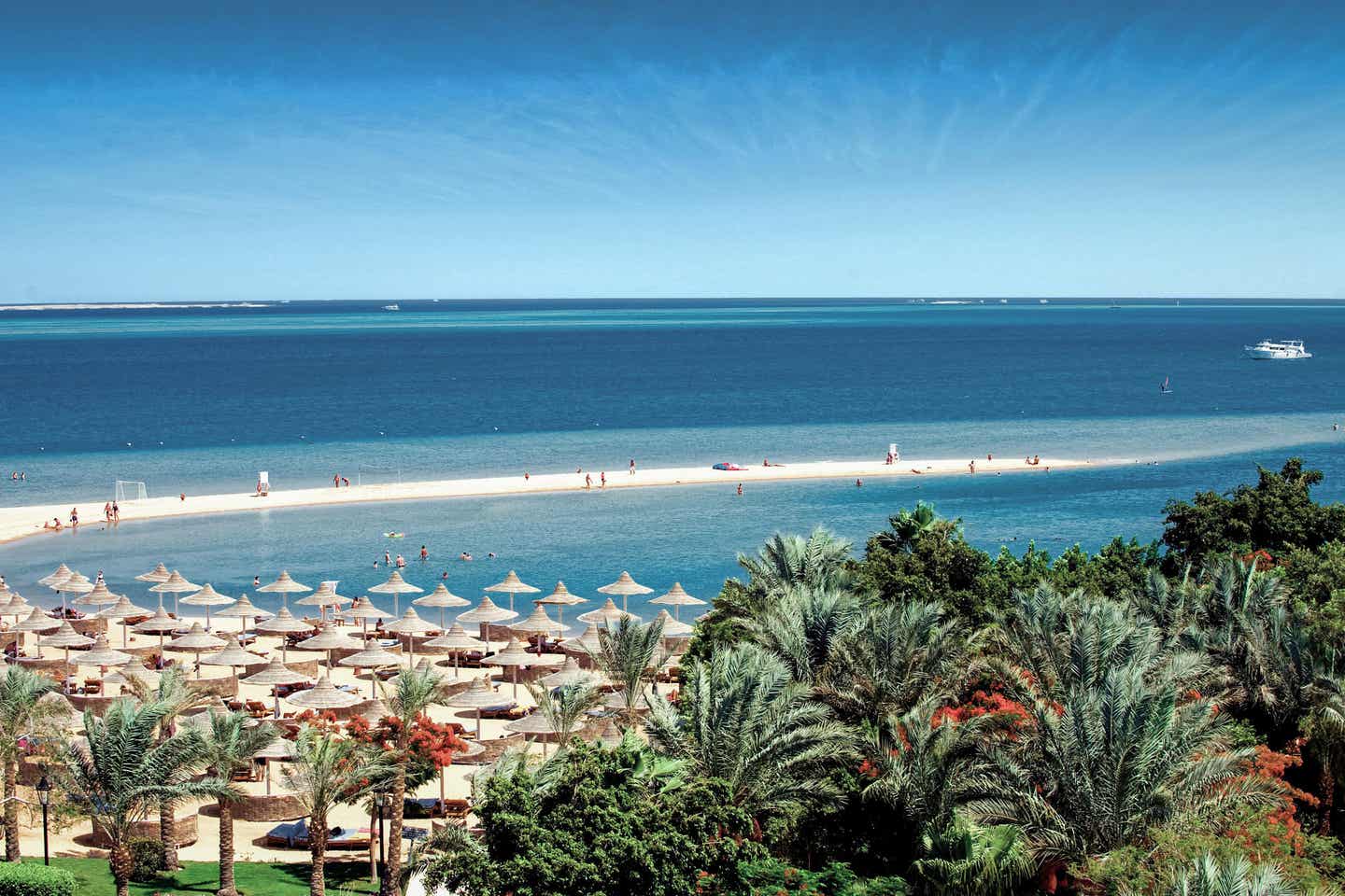 Strandurlaub am Roten Meer: puderweißer Sandstrand und glasklares Wasser