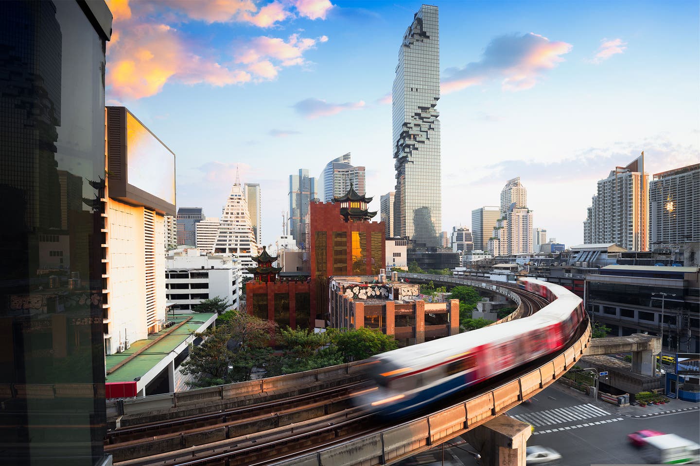 Skyline von Bangkok mit Mahanakhon Skywalk