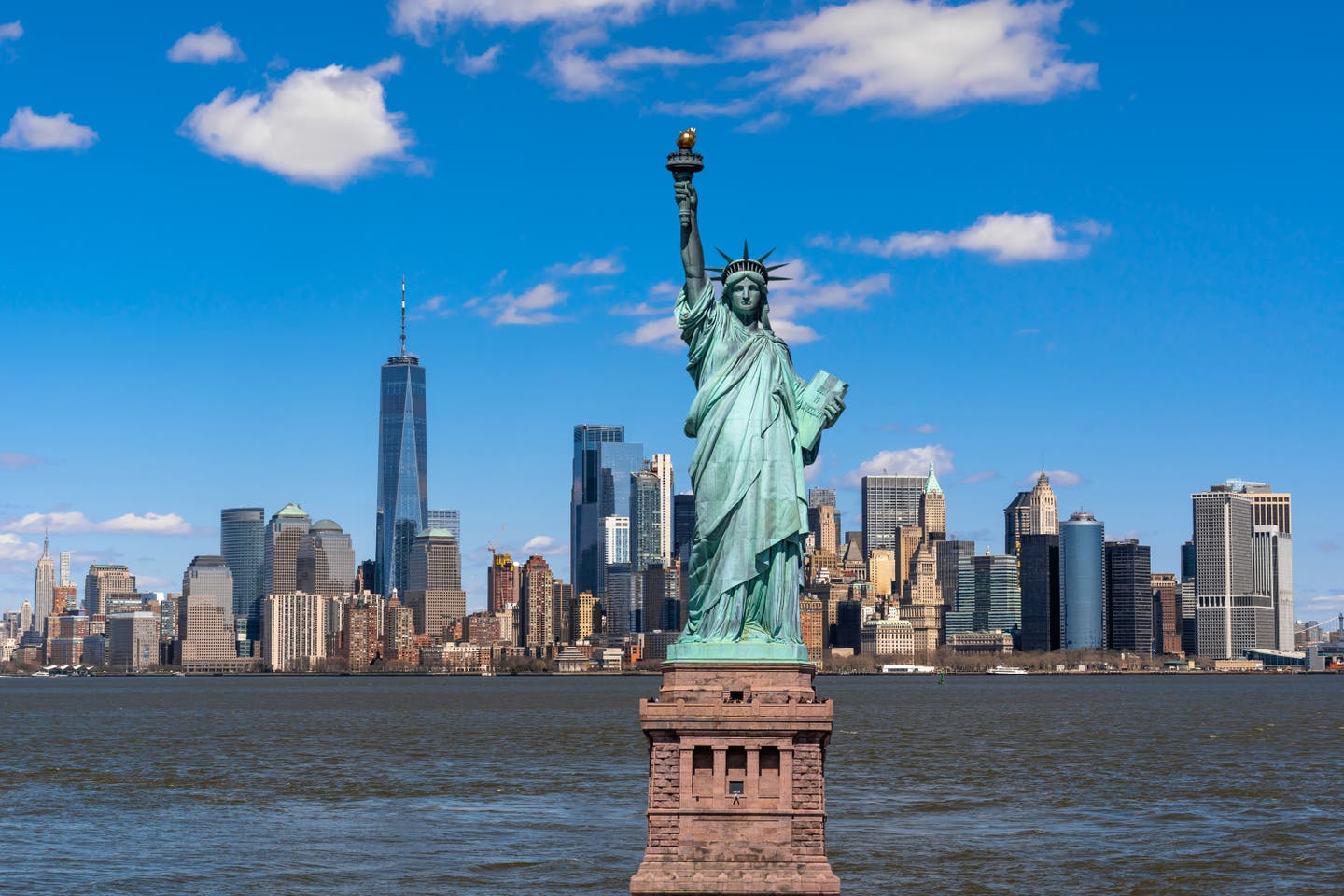 New York Hotels: Freiheitsstatue mit Manhatten im Hintergrund