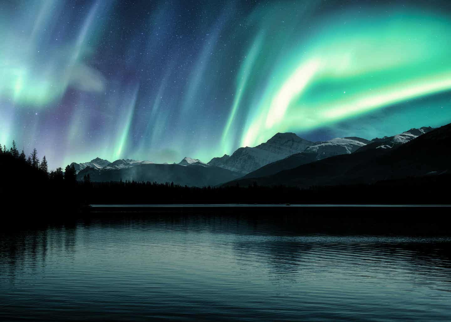 Nordlichter über den kanadischen Rocky Mountains am Pyramid Lake im Jasper Nationalpark