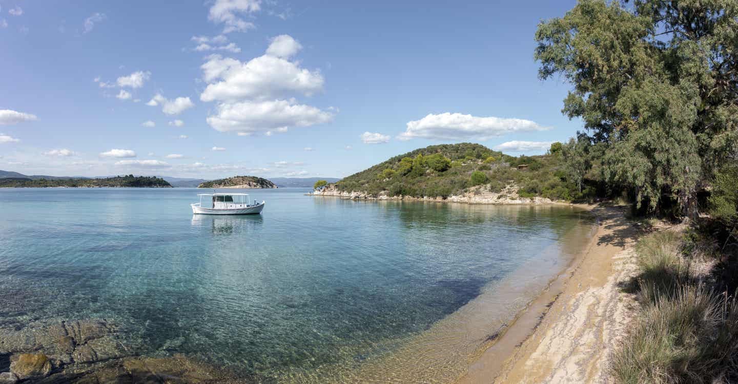 Chalkidiki Sehenswürdigkeiten: Fischerboot auf dem Meer in Sithonia