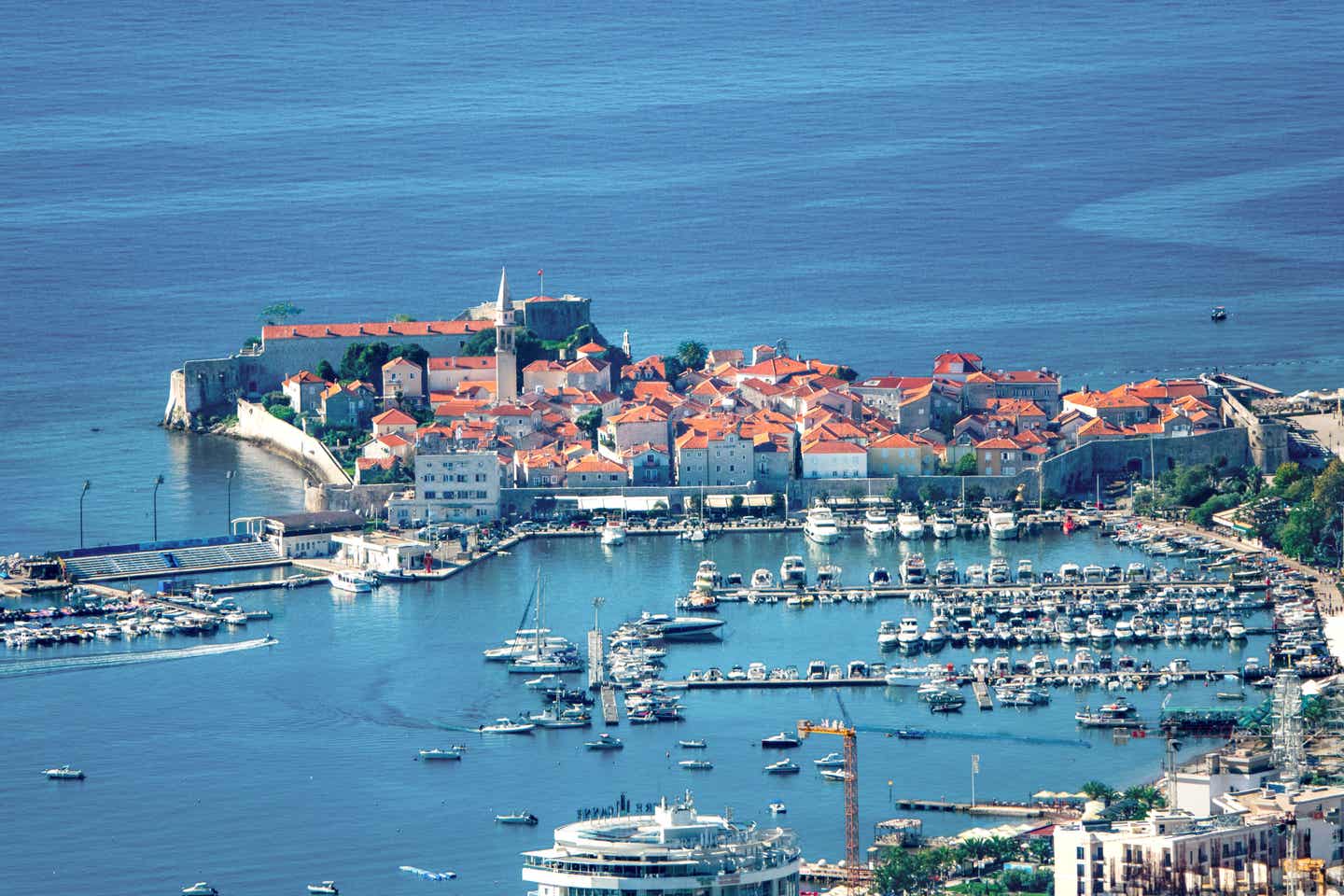 Marina wie in Italien, Küste wie in Spanien: Montenegros Städtereisen Geheimtipp Budva Blick auf die Marina und die Altstadt von Budva in Montenegro