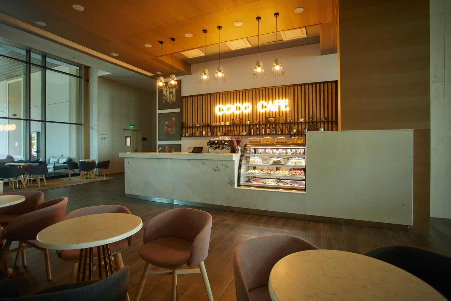 Café im Secrets Sunny Beach Resort and Spa Café im Secrets Sunny Beach Resort and Spa, mit Theke und Sitzgruppen