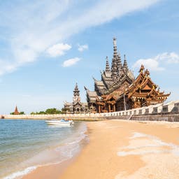 thailand-pattaya-tempel-heiligtum-der-wahrheit-g-503624320.jpg