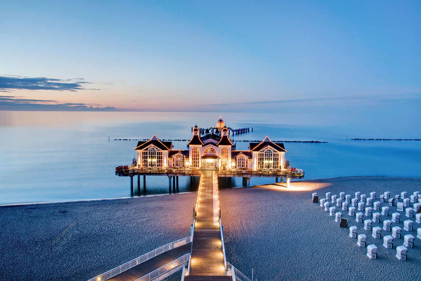 Abendlicher Ausblick auf ein Pier am Nordseestrand