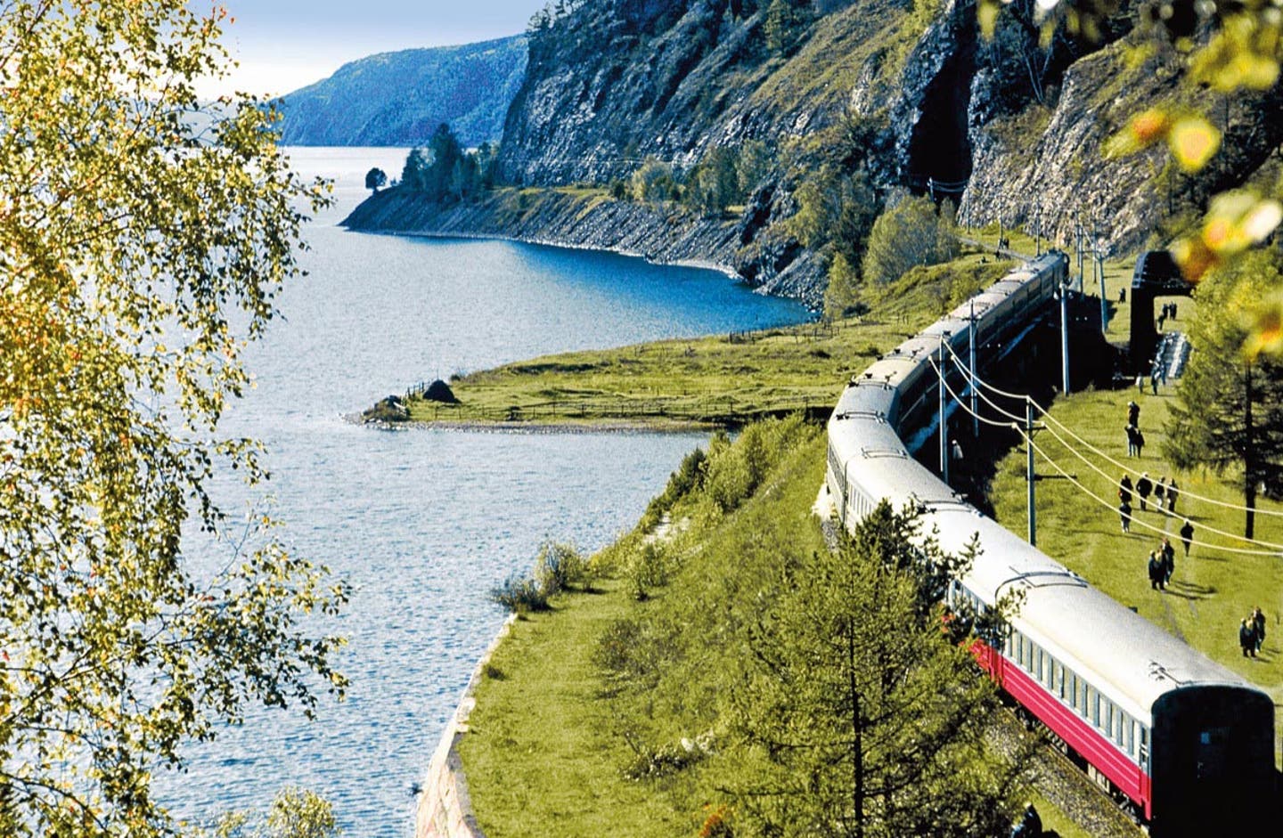 Mitarbeiter-Tipp Transsib und Zarengold. Zug fährt am Baikalsee vorbei.