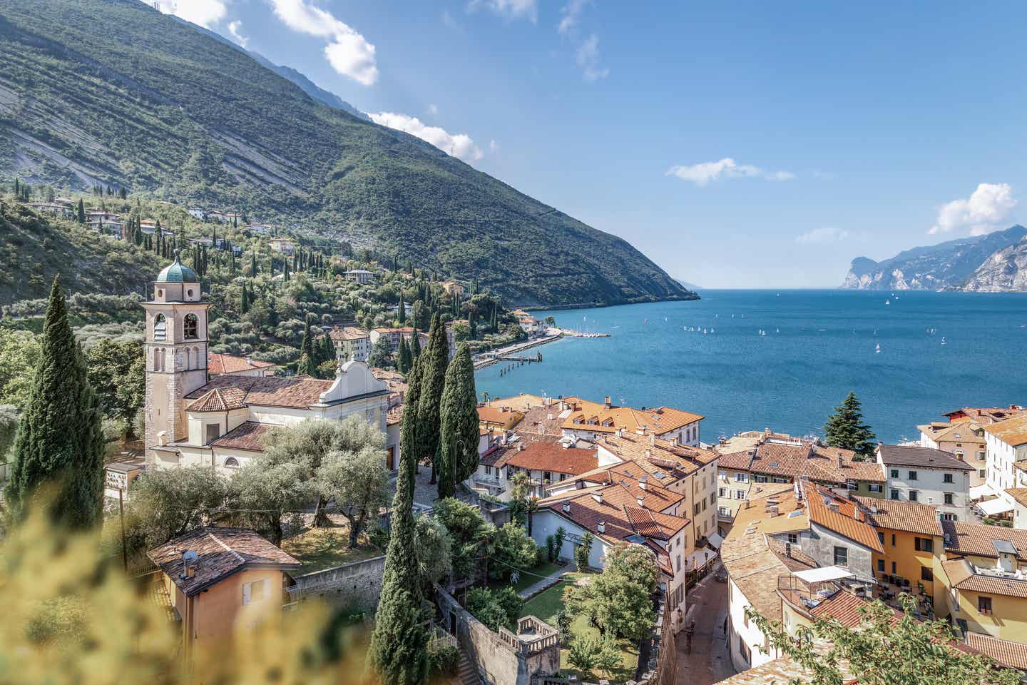 Blick über Torbole, Lago di Garda, Trentino, Italien 