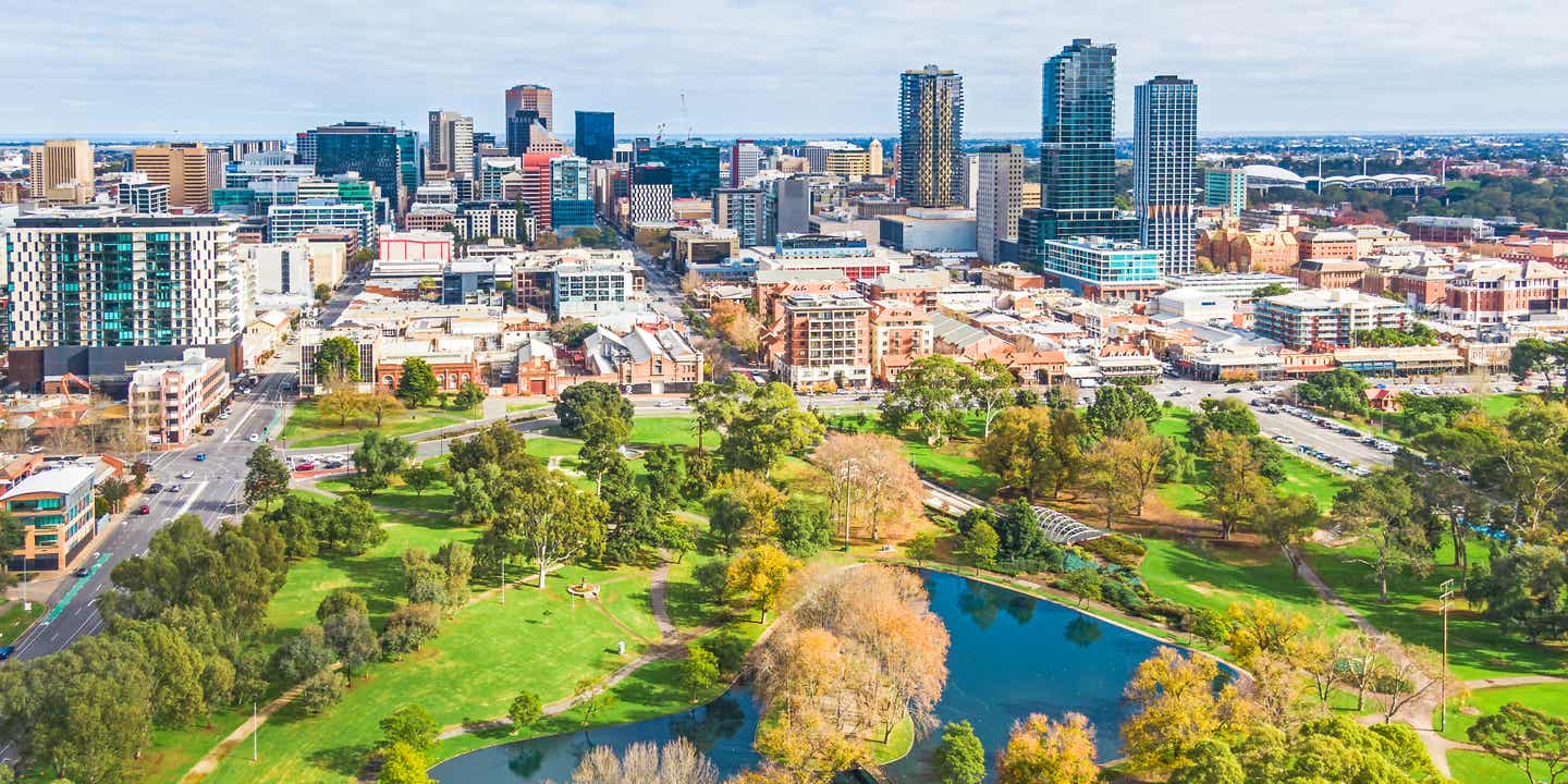 Adelaide Skyline mit Rymill Park im Vordergrund – Startpunkt des Explorers Way in Südaustralien 