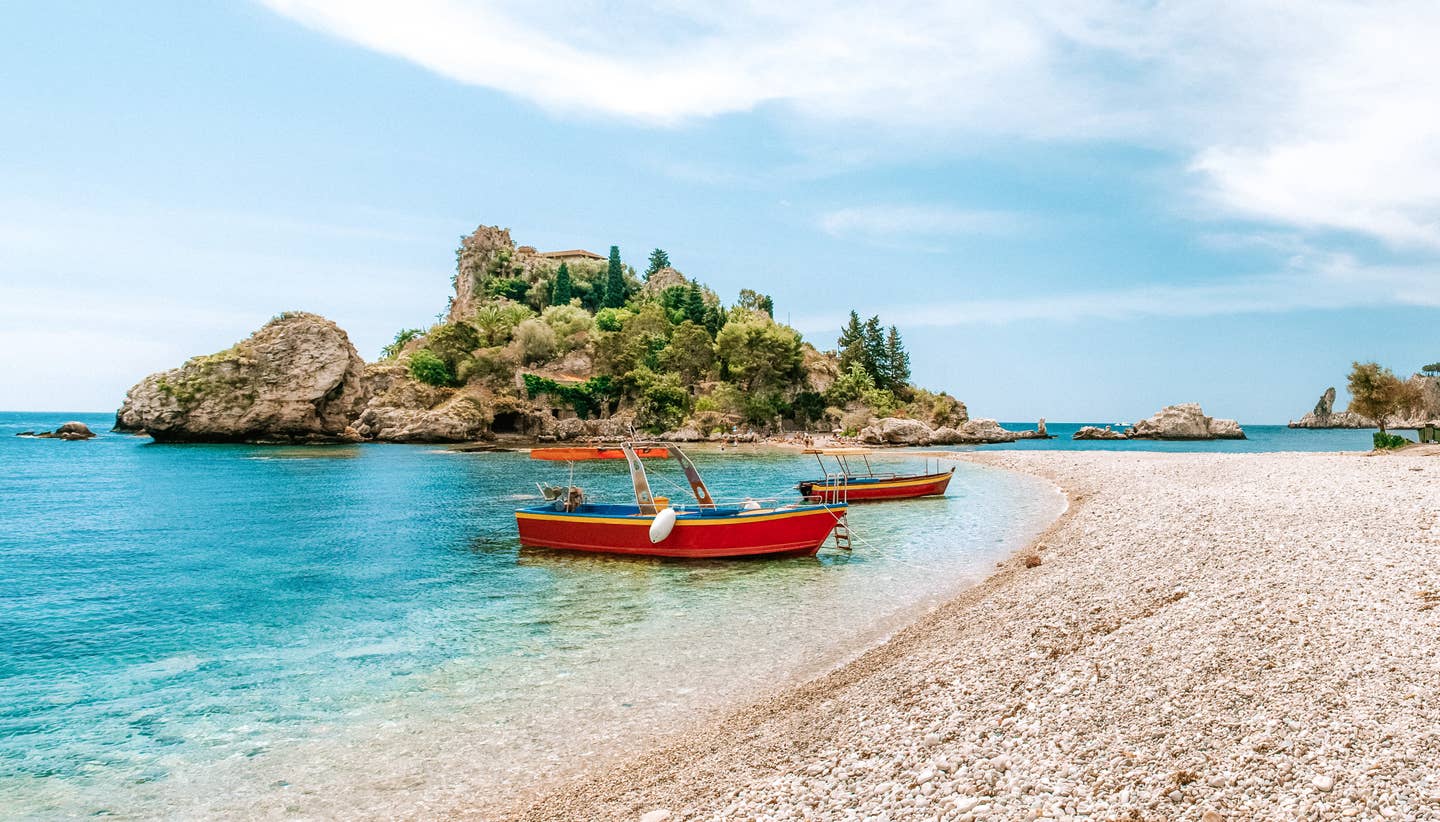 Last Minute in Sizilien am Strand La Isola Bella in Taormina an einem heißen Sommertag. Last Minute in Sizilien am Strand La Isola Bella in Taormina an einem heißen Sommertag.