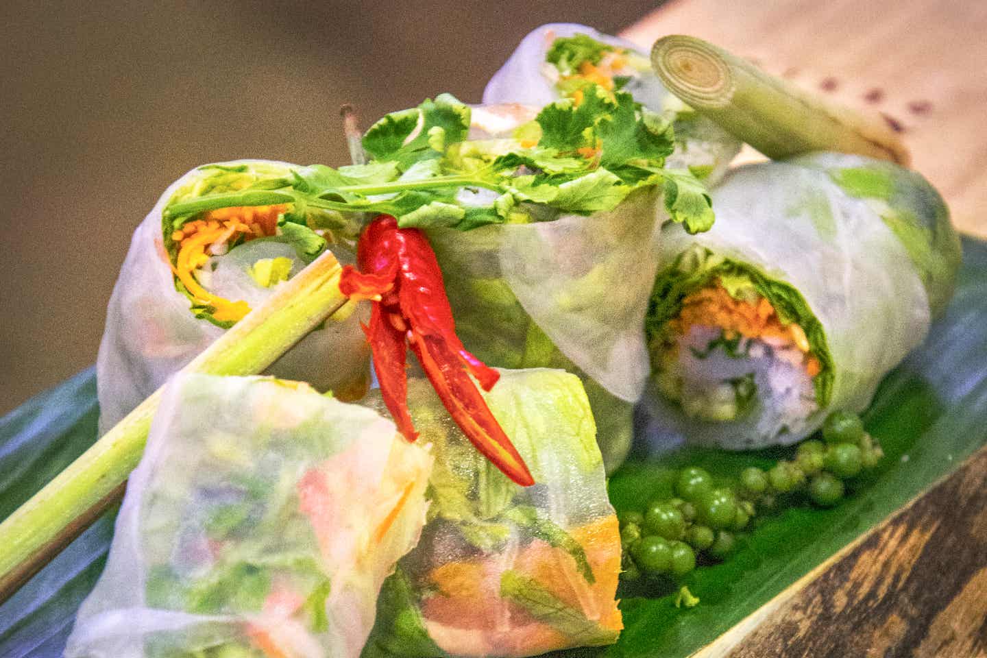 Aufgeschnittene Sommerrolle in Vietnam mit Reispapier