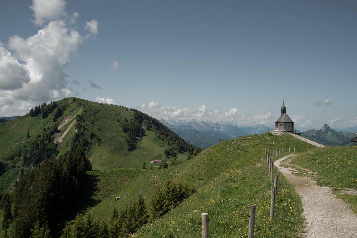 Tegernsee Urlaub mit DERTOUR. Kapelle auf dem Wallberg am Tegernsee