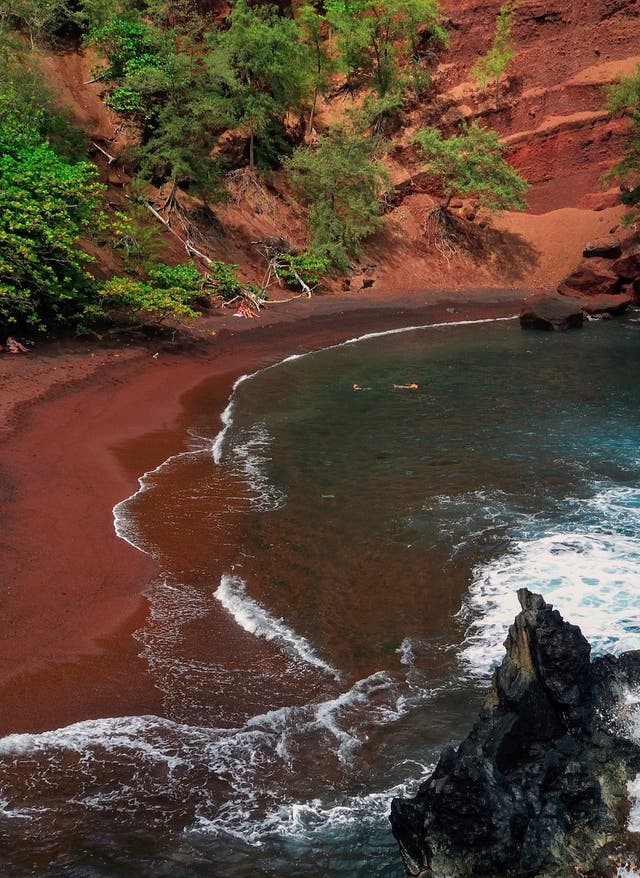 Hotel auf Hawaii buchen Reisekalender September. Der Red Beach von Maui, Hawaii.