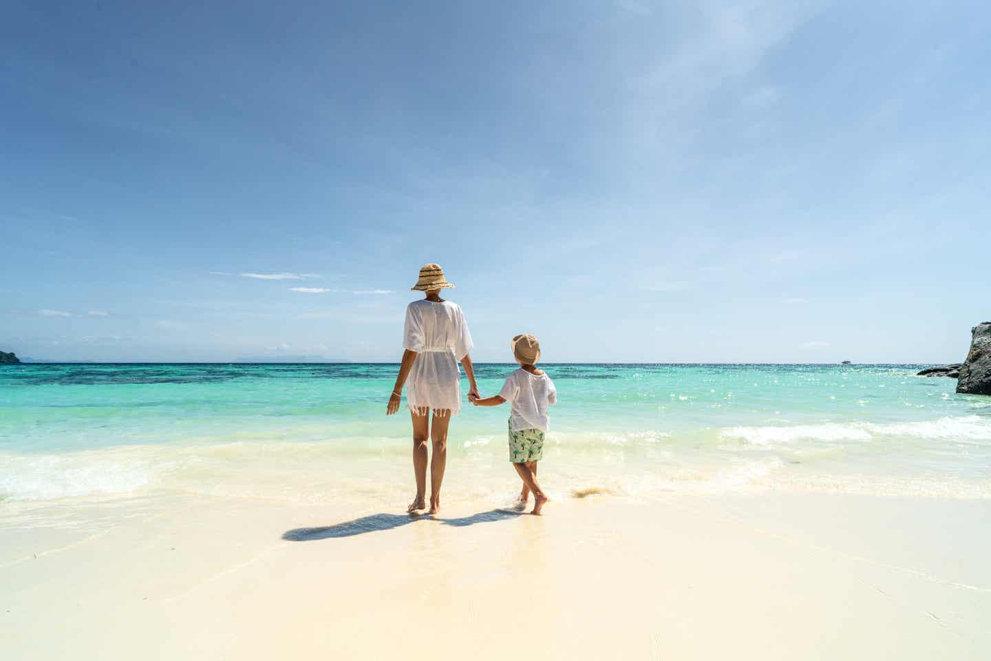 Mutter mit Kind am Strand