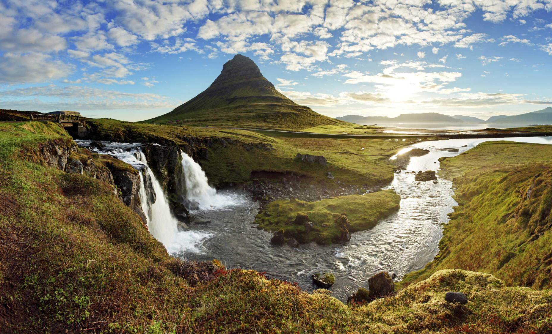 Island Wasserfall und Berg im Hintergrund bei Sonnenschein