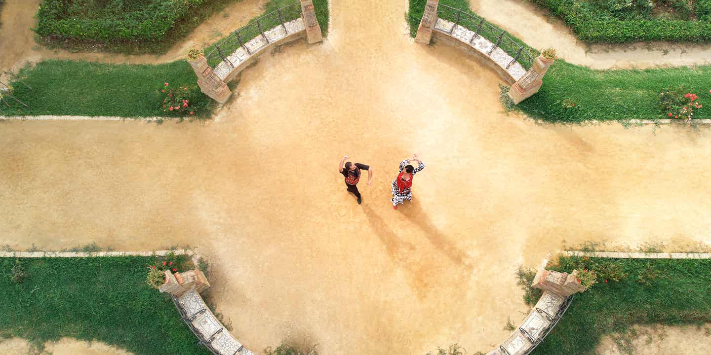 Urlaub in Andalusien – ein Pärchen tanz Flamenco aus der Vogelperspektive