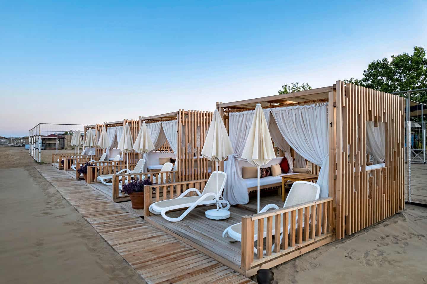 Am Privatstrand des Sentido Trendy Verbena Beach in Evrenseki warten kleine Holzhütten zum Entspannen