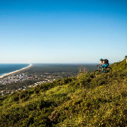 portugal-radfahrer-mit-blick-auf-strand-g-1217722627.jpg