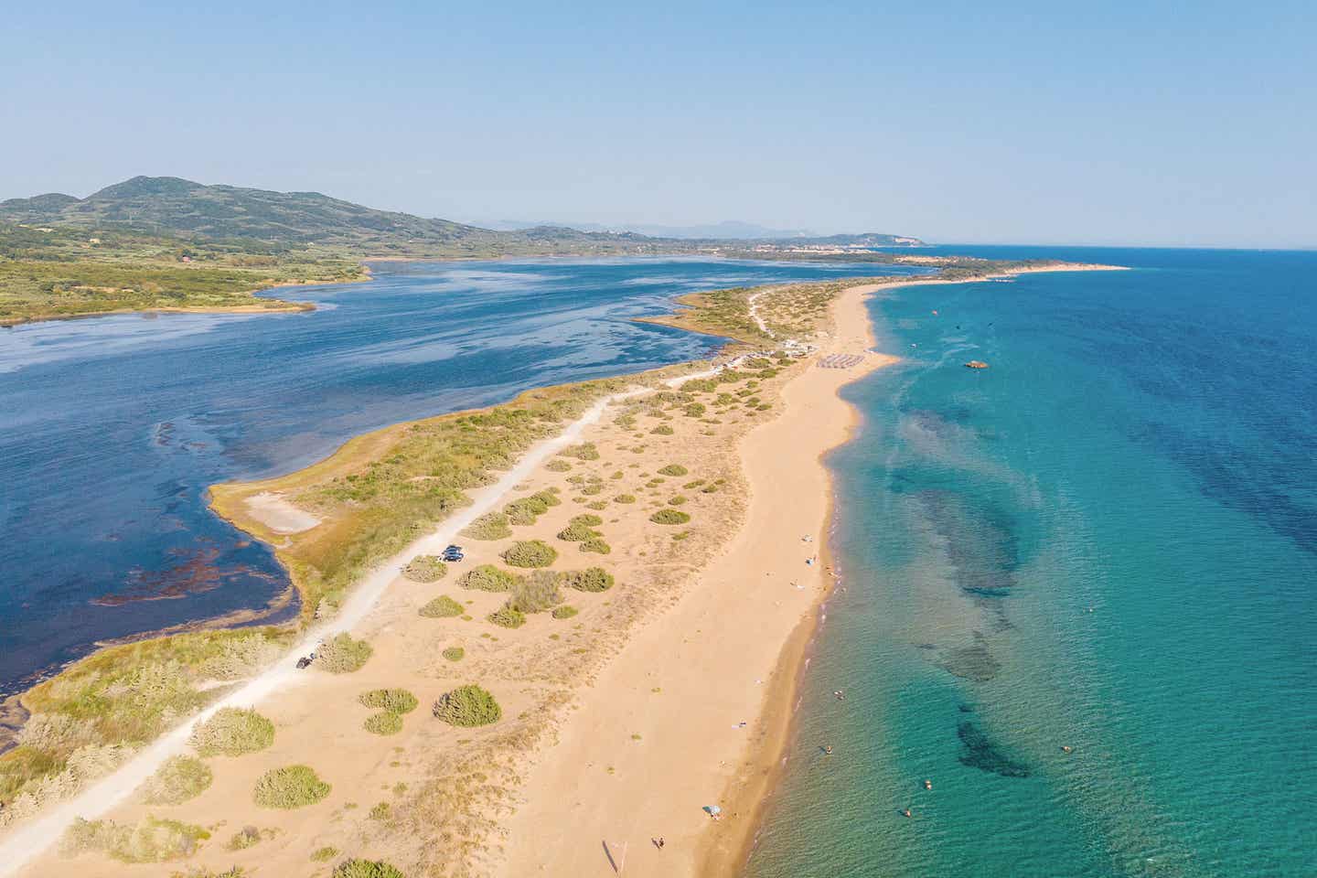 Korissions-See in Halikounas auf Korfu mit Landzunge und türkisblauem Meer