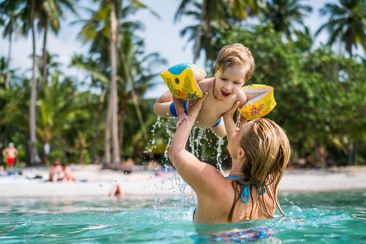 Mutter und Sohn spielen im Pool