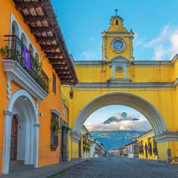 guatemala-antigua-gelber-bogen-agua-vulkan-g-888374842.jpg