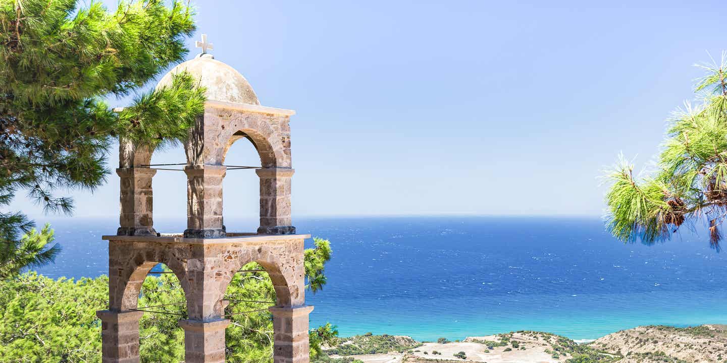Glockenturm des Klosters Agios Ioannis Thymianos auf Kos mit Blick auf die Ägäis