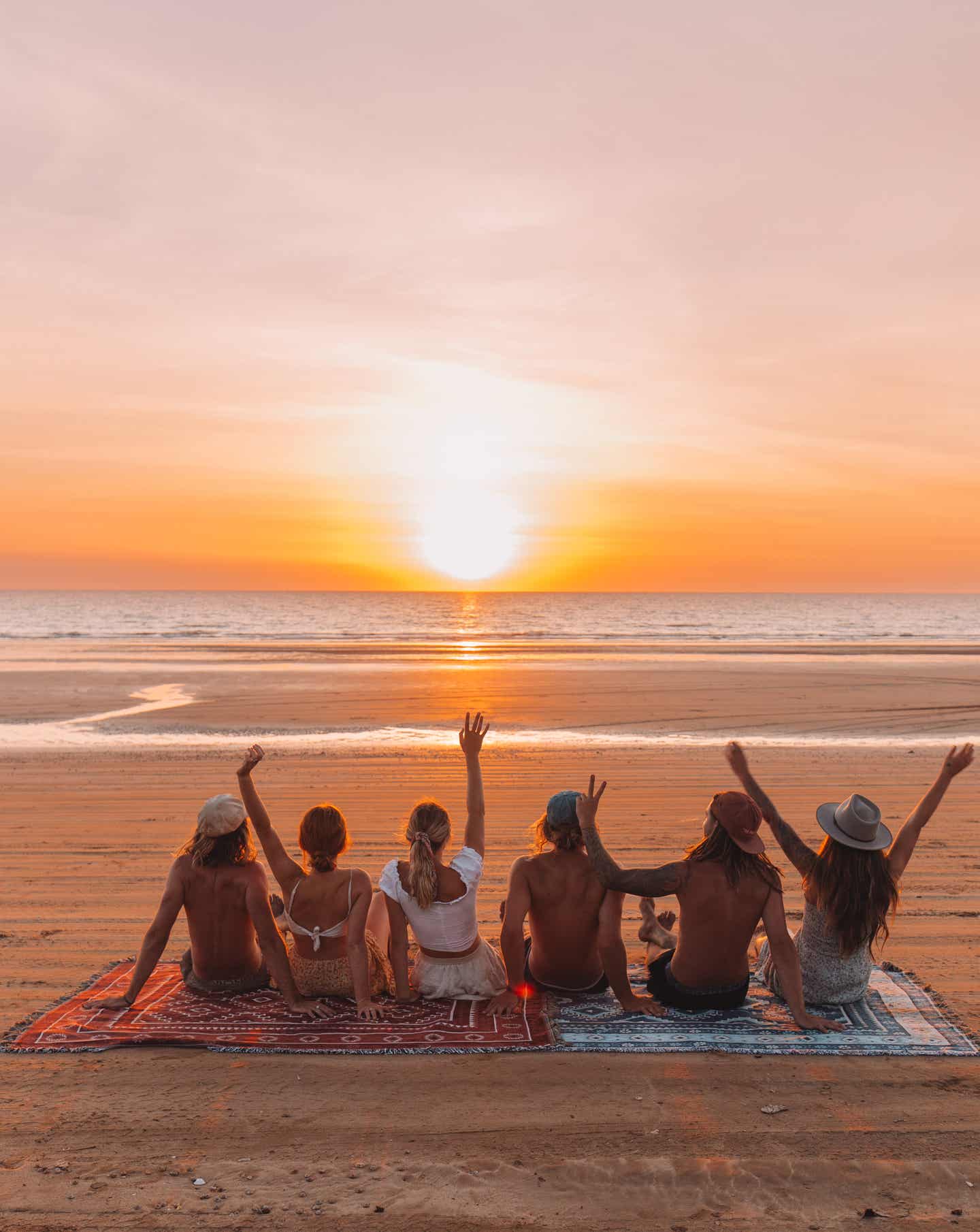 Junge Menschen am Strand von Darwin bei Sonnenuntergang