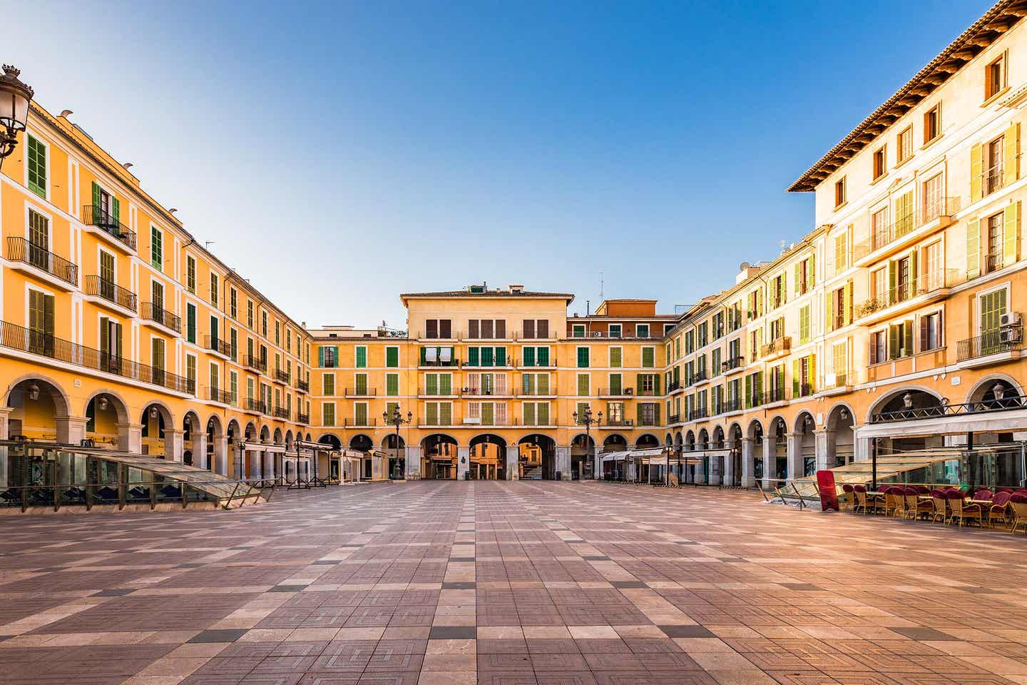 Palma de Mallorca: Plaza de Mayor bei Sonnenschein