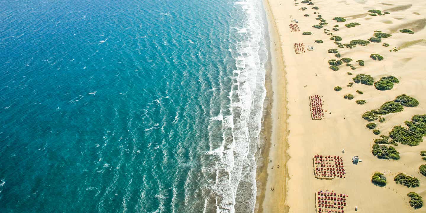Blick auf Strand, Meer und Palmen