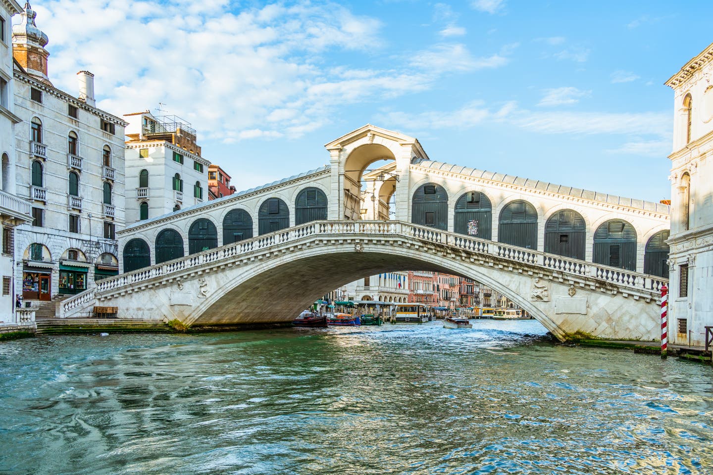 Rialtobrücke am Morgen, eine der berühmtesten Touristenattraktionen in Venedig