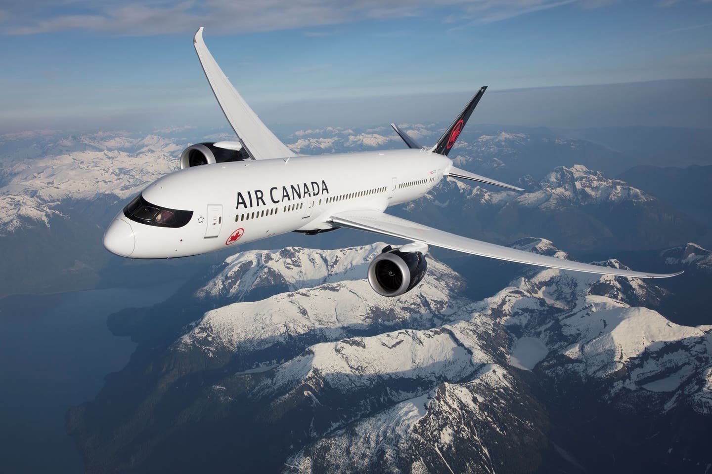 B787 von Air Canada über den kanadischen Rockies 