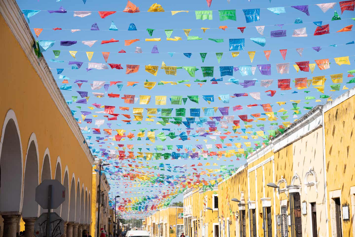 Bunte und mit kleinen Fähnchen geschmückte Straße in der Stadt Izamal in Mexiko