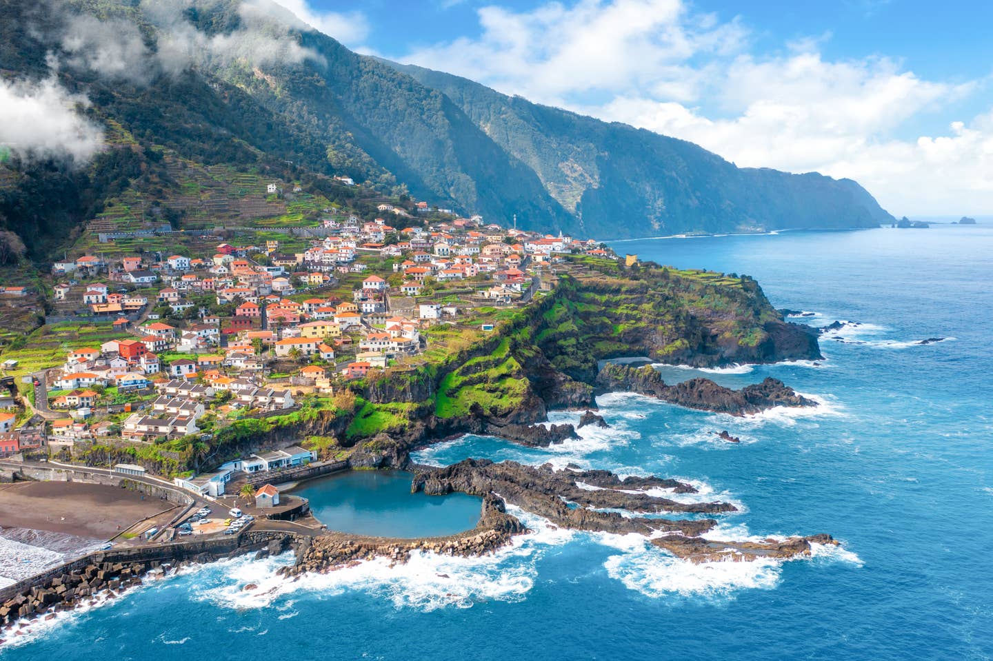 Dramatische Klippen und grüne Berghänge an der Küste bei Seixal auf Madeira Dramatische Klippen und grüne Berghänge an der Küste bei Seixal auf Madeira