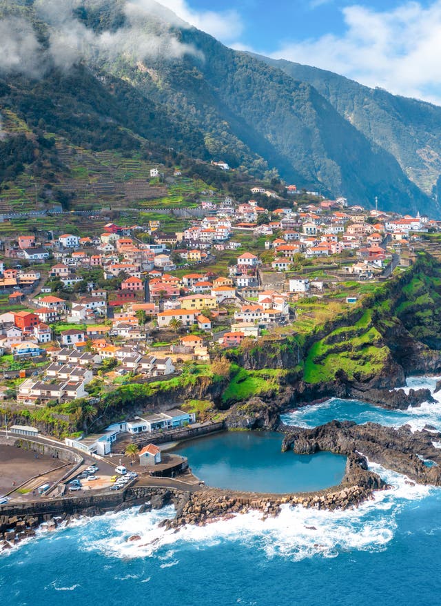Madeira Urlaub Dramatische Klippen und grüne Berghänge an der Küste bei Seixal auf Madeira