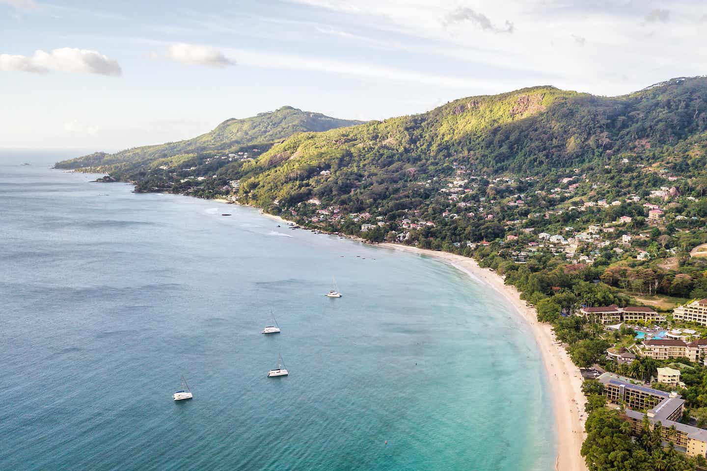 Endloser Strand für Ihre Strandhochzeit auf den Seychellen in Beau Vallon