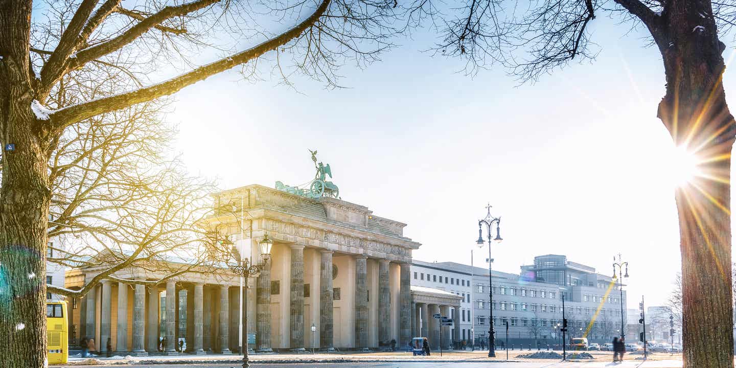 Städtereisen im Winter: Das Brandenburger Tor in Berlin mit Schnee in der Morgensonne