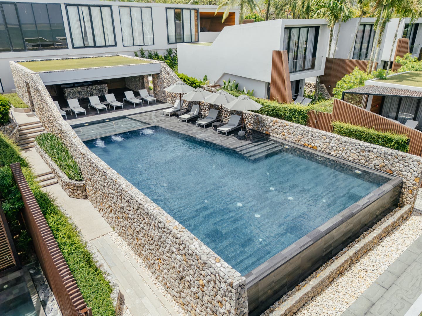 Infinitypool mit Sonnenliegen